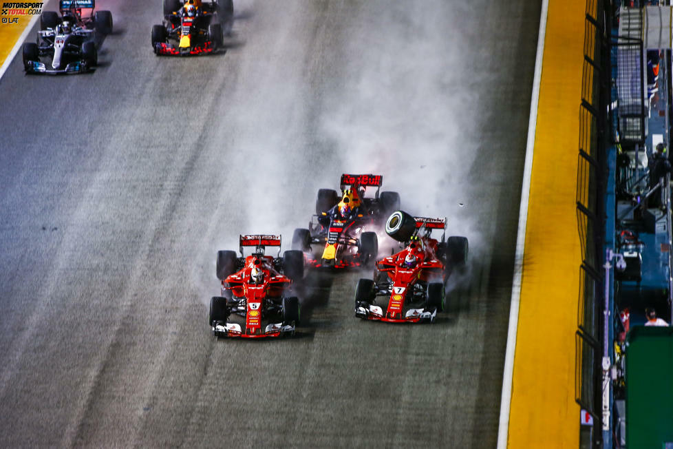 Was Vettel ganz übersieht: Weil Räikkönen auf der linken Seite attackiert, wird Verstappen im Ferrari-Sandwich eingeklemmt. Verstappen und Räikkönen verkeilen sich, schießen Vettel gemeinsam ab. Verstappen ärgert sich: 