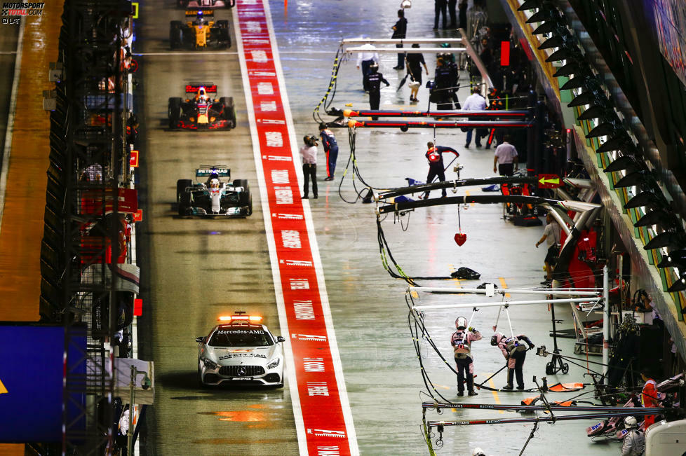 Während das Safety-Car das Feld durch die Boxengasse führt, wittert Nico Hülkenberg seine große Chance, im 129. Rennen endlich aufs Podium zu fahren. Von P3 auf P5 fällt er zurück, weil Renault zu spät Reifen wechselt. Großer Sieger des Starts: Der hier viertplatzierte Sergio Perez gewinnt im Chaos der ersten Runde acht Positionen.