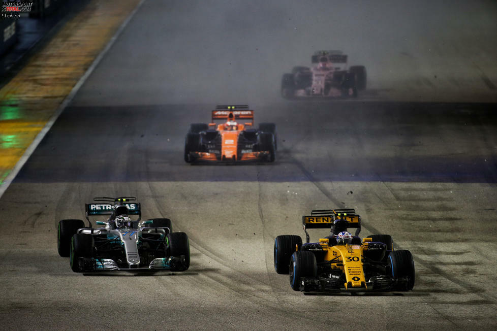 Auf zu Beginn noch nasser Strecke funktionieren die Full-Wets um so viel besser als die Intermediates, dass sogar Jolyon Palmer am Mercedes von Valtteri Bottas vorbeigeht! Der Brite liefert in einem seiner letzten Renault-Rennen seine bisher stärkste Leistung ab und wird Sechster. Vorne setzt sich indes Hamilton locker ab.