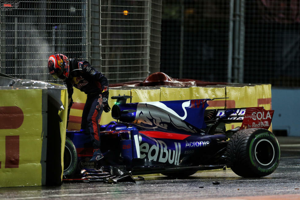 Die zweite Safety-Car-Phase: Daniil Kwjat setzt seinen Toro Rosso an elfter Stelle liegend in die Mauer. 
