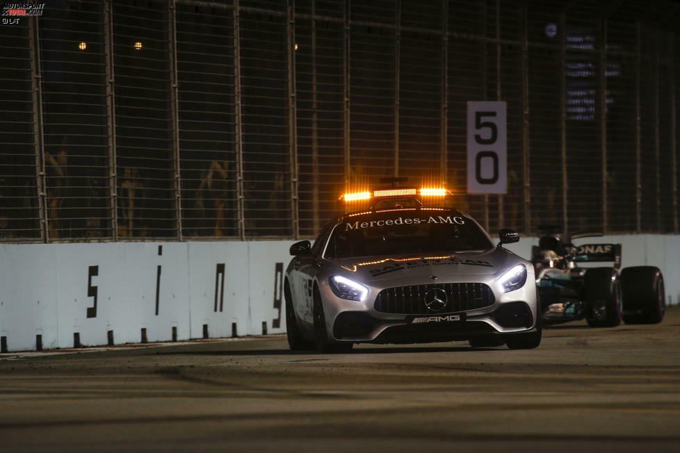 Auch eine weitere Safety-Car-Phase (diesmal steht Marcus Ericssons Sauber auf der Anderson-Bridge) bringt Hamilton nicht aus dem Konzept. Er kann es sich leisten, eine Runde später als Ricciardo auf Intermediates zu wechseln. Was wir zu dem Zeitpunkt nicht ahnen: Red Bull leidet an einem Getriebeproblem, muss früh schalten.