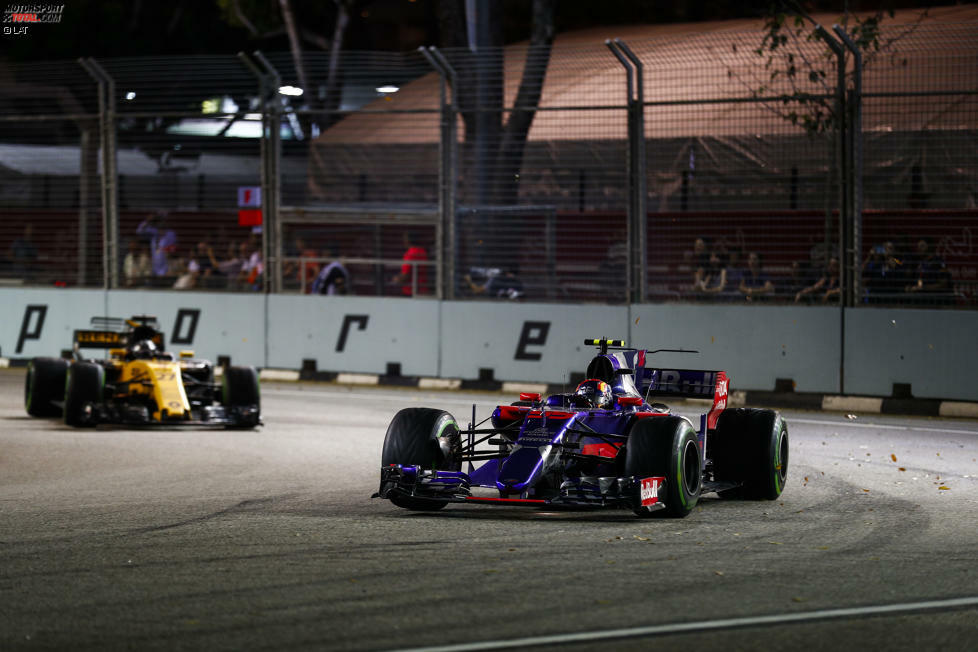 Hamilton und Ricciardo nutzen die letzte Safety-Car-Phase nicht mehr zu einem Stopp; Hülkenberg aber schon: An vierter Stelle liegend (vor Carlos Sainz) muss er reinkommen, um Hydrauliköl nachzufüllen. Er fällt erst auf P10 zurück - und scheidet später ganz aus. 