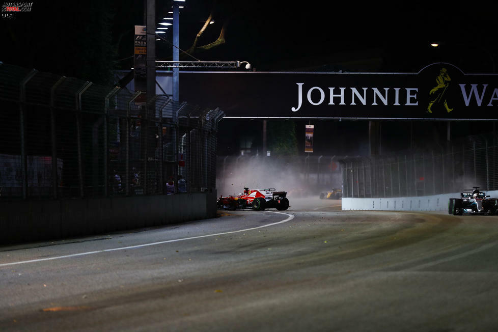 Derweil dreht sich plötzlich Sebastian Vettel auf dem Weg von Kurve 3 zu Kurve 4, wodurch Lewis Hamilton die Führung übernimmt...