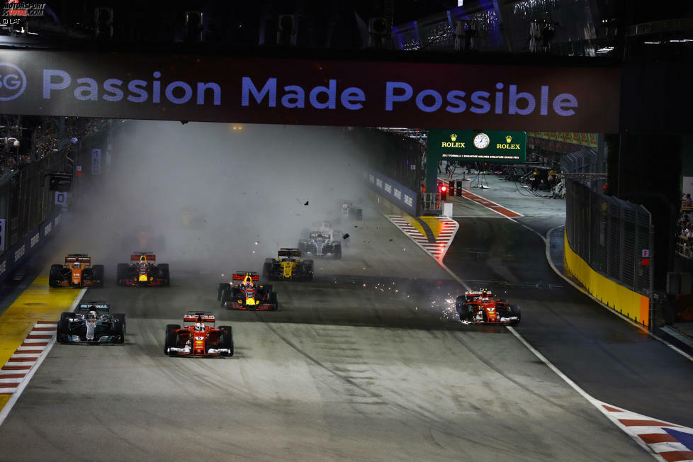 Vettel verteidigt derweil die Führung gegen Hamilton, der von der Kollision profitiert. Ganz links übers Gelb kommt Fernando Alonso, rechts wird Räikkönen mangels Kontrolle zum Torpedo...