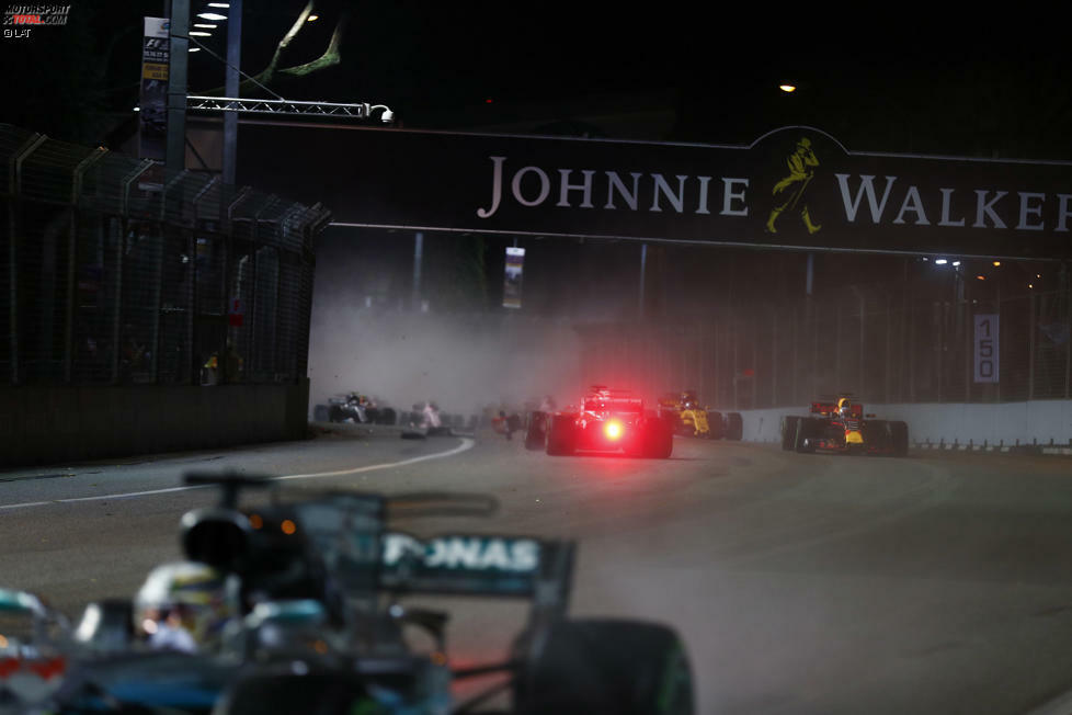 ...und Vettel nach dem Einschlag den Weg zu Kurve 4 rückwärts zurücklegt.