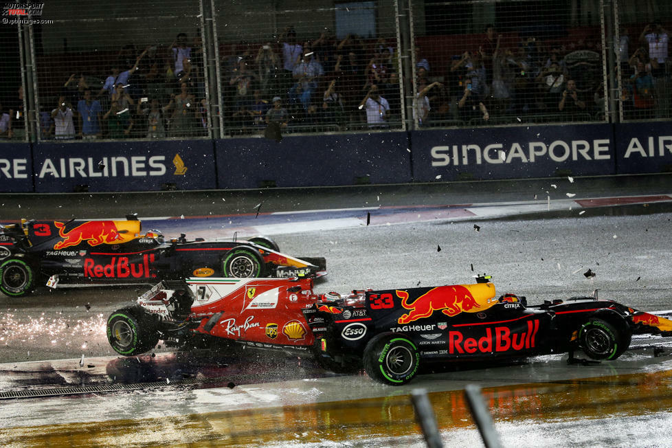 Räikkönen und Verstappen sind definitiv raus, im Hintergrund schleicht sich Daniel Ricciardo durch, der dank eines schlechteren Starts dem Unfall entgeht.