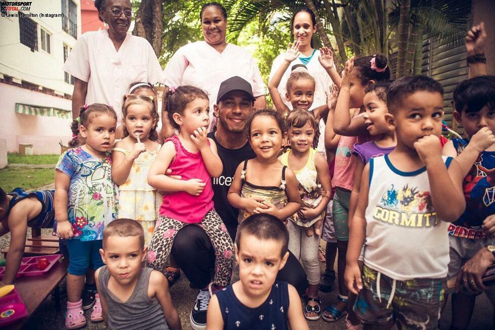 In seiner Rolle als UNICEF-Botschafter verschlägt es ihn in diesem Sommer nämlich unter anderem auch nach Kuba. Hamilton unterstützt das Kinderhilfswerk bereits seit mehr als fünf Jahren und schaufelt auch in diesem Jahr wieder einige Tage dafür frei. Eine tolle Sache!