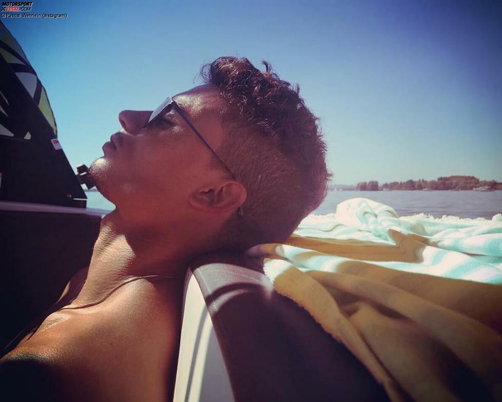 Pascal Wehrlein hat offenbar deutlich weniger Reisestress als Hamilton. Er lässt es - so lässt zumindest dieses Bild vermuten - ganz locker angehen. Sein Motto für diesen Sommer: 