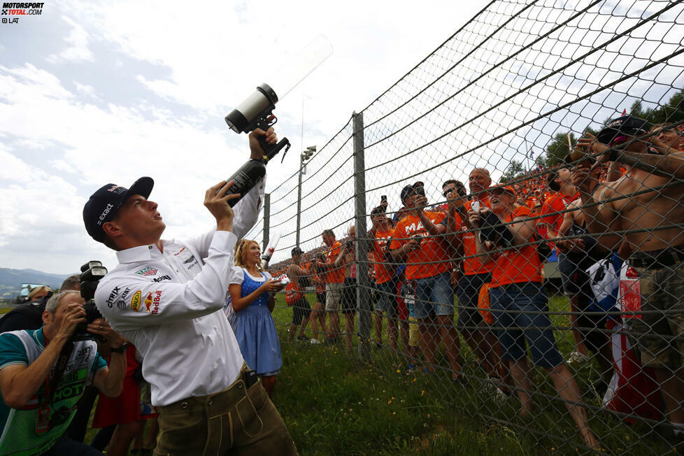 Während Max Verstappen vor tausenden niederländischen Fans den fünften Ausfall in sieben Rennen verkraften muss, kassiert Übeltäter Kwjat eine Durchfahrtsstrafe, kann aber weiterfahren.