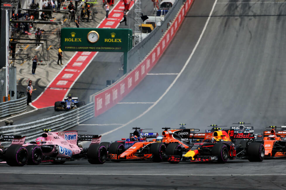 Während Alonso und Max Verstappen (Red Bull) in die erste Ecke einlenken, blockiert ein ungestümer Daniil Kwjat (Toro Rosso) seine Vorderräder auf der Bremse.