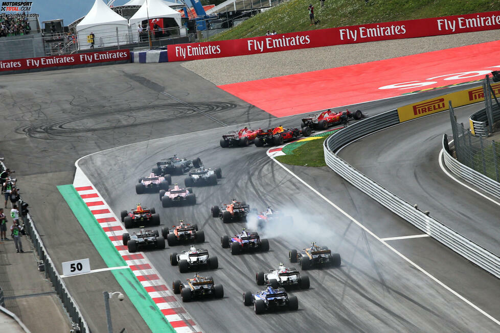Alonso und Verstappen ahnen nichts, als der Russe von hinten angerauscht kommt und das Heck des McLaren trifft.