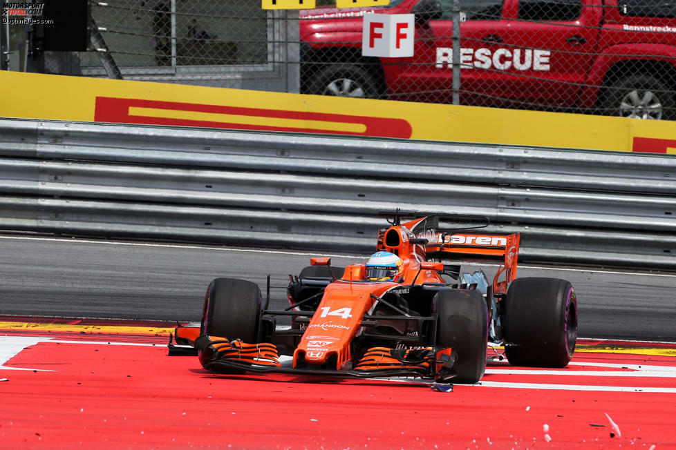 Auch Fernando Alonso kann seinen McLaren-Honda noch vorsichtig zurück zur Box fahren, aber dort folgt das sofortige Aus.