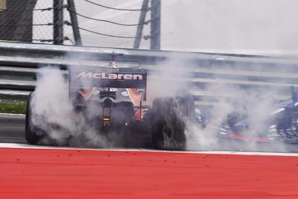 Fernando Alonso (McLaren), Max Verstappen (Red Bull) werden Opfer eines zu ungestümen Daniil Kwjat (Toro Rosso) beim Start zum Grand Prix von Österreich 2017