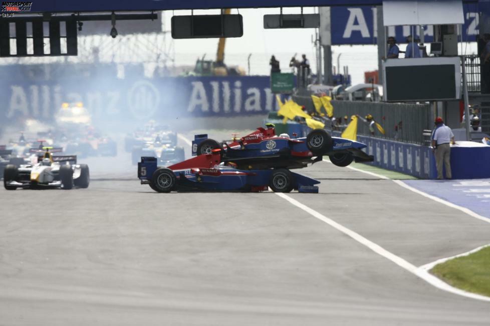 Es ist die wohl berühmteste, aber auch peinlichste Kollision der GP2-Geschichte. Die Teamkollegen Timo Glock und Andreas Zuber kollidieren 2007 in Magny-Cours am Start miteinander. Dabei stehen sie zusammen in der ersten Startreihe. Der Crash in Bildern: