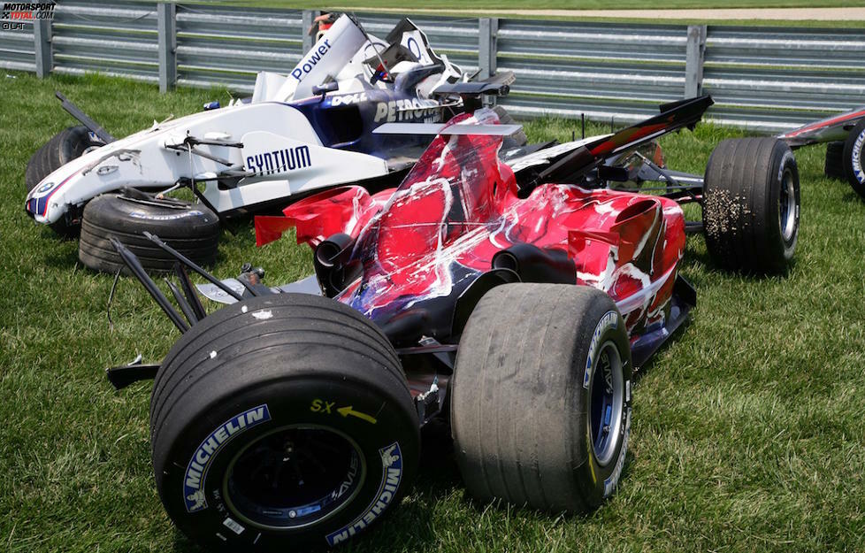US-Grand-Prix 2006: Nick Heidfeld (BMW-Sauber) erwischt in Indianapolis den Vorderreifen Jenson Buttons (Honda) und wird ausgehebelt, weil der Brite von Juan Pablo Montoya (McLaren) eine mitbekommt. In der Luft schlägt der Deutsche drei Salti, auch Scott Speed (Toro Rosso) wird abgeräumt.
