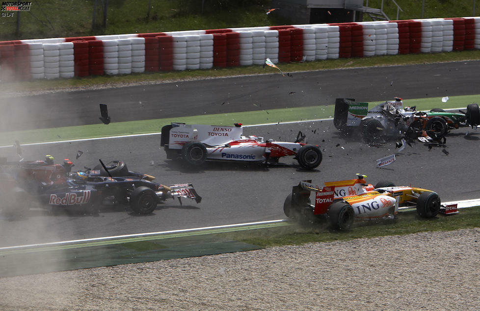 Spanien-Grand-Prix 2009: Nico Rosberg (Williams) zwingt Jarno Trulli (Toyota) in Barcelona auf den Grünstreifen, woraufhin der Italiener die Kontrolle verliert. Mehreren Konkurrenten fahren ihm unverschuldet in die Kiste.