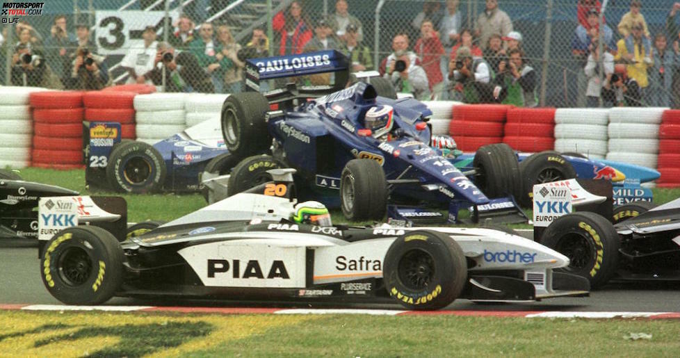 Kanada-Grand-Prix 1998: Als Alexander Wurz (Benetton) im Kiesbett ausgehebelt wird, wird sein Auto zum Torpedo von Montreal. Jean Alesi (Sauber) und Jarno Trulli (Prost) sind die Zielscheiben. Nach einem Abbruch kann das gebeutelte Trio in den Ersatzfahrzeugen weitermachen.