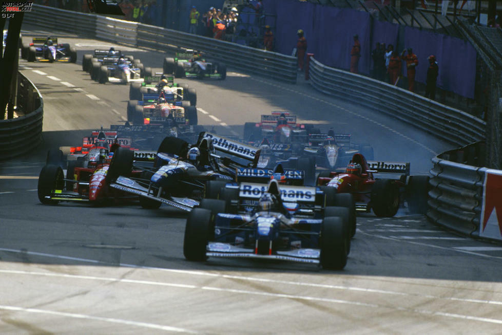 Monaco-Grand-Prix 1995: Die Ferrari-Piloten Gerhard Berger und Jean Alesi wollen vor der Sainte-Devote-Kurve vorbei am schlecht gestarteten David Coulthard (Williams). Doch drei Autos sind mindestens eines zu viel, es kracht. Der Schotte steigt auf und dreht sich in der Luft um 180 Grad.