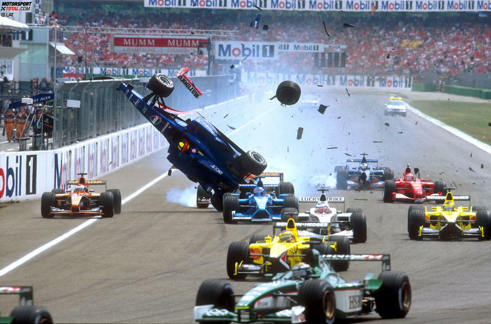Deutschland-Grand-Prix 2001: Als Michael Schumacher (Ferrari) in Hockenheim mit Problemen beim Hochschalten plötzlich zum Hindernis wird, kann Luciano Burti (Prost), dem die Sicht verdeckt ist, nicht mehr ausweichen. Sein Bolide wird in die Luft katapultiert, er landet in den Arrows von Enrique Bernoldi und Jos Verstappen.