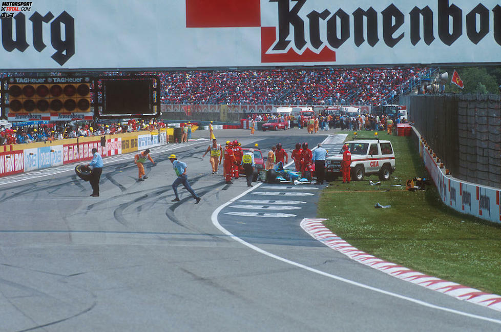 San-Marino-Grand-Prix 1994: Überschattet wird das Imola-Wochenende von tödlichen Unfällen Ayrton Sennas (Williams) und Roland Ratzenbergers (Simtek). Doch die Schutzengel sind zur Stelle, als J.J. Lehto (Benetton) am Start nicht vom Fleck kommt und Pedro Lamy (Lotus) ungebremst auffährt. Neun Zuschauer werden leicht verletzt.