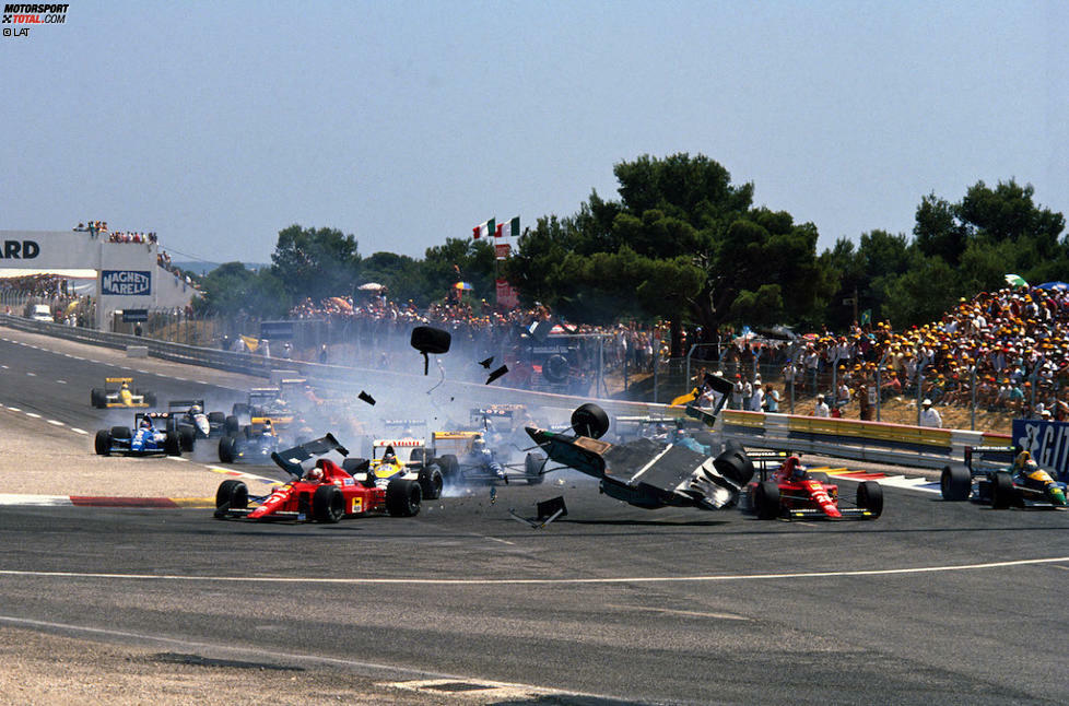 Frankreich-Grand-Prix 1989: In Le Castellet verbremst sich Mauricio Gugelmin (March) heftig und räumt Thierry Boutsen (Williams) ab. Das aufgestiegene Auto des Brasilianers fliegt auf das von Nigel Mansell (Ferrari).