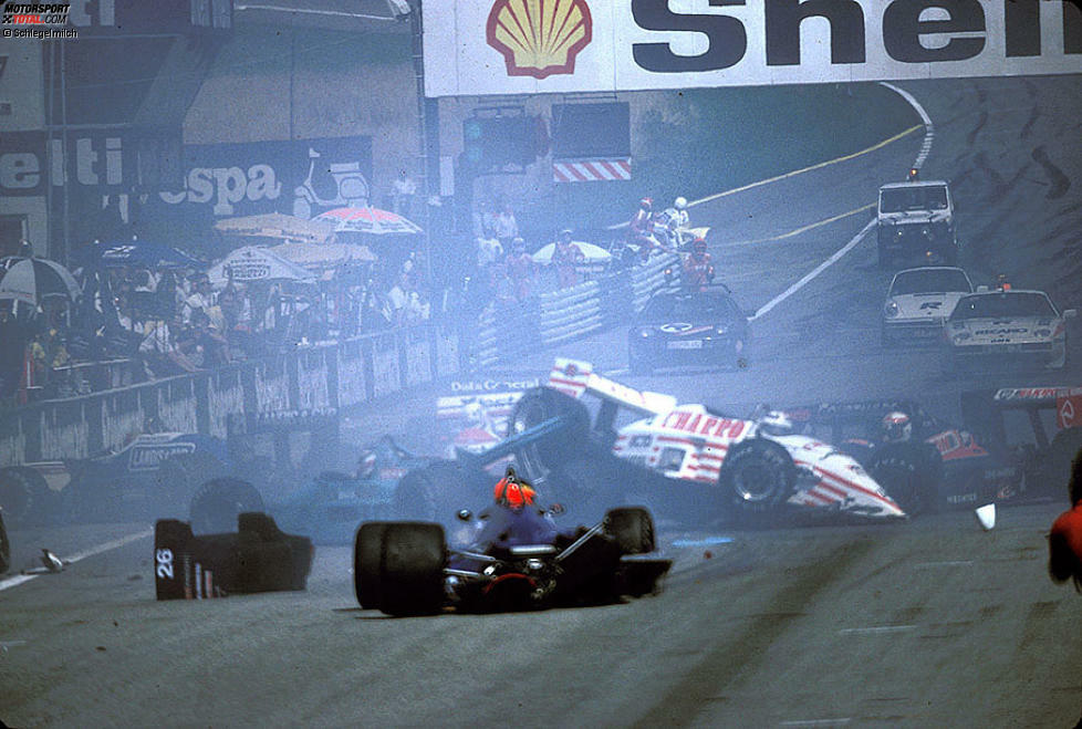 Österreich-Grand-Prix 1987: In Spielberg löst Martin Brundle (Zakspeed) eine Kettenreaktion aus, der drei weitere Piloten zum Opfer fallen. Nach dem Rennabbruch geht es mit dem Kleinholz eifrig weiter ...