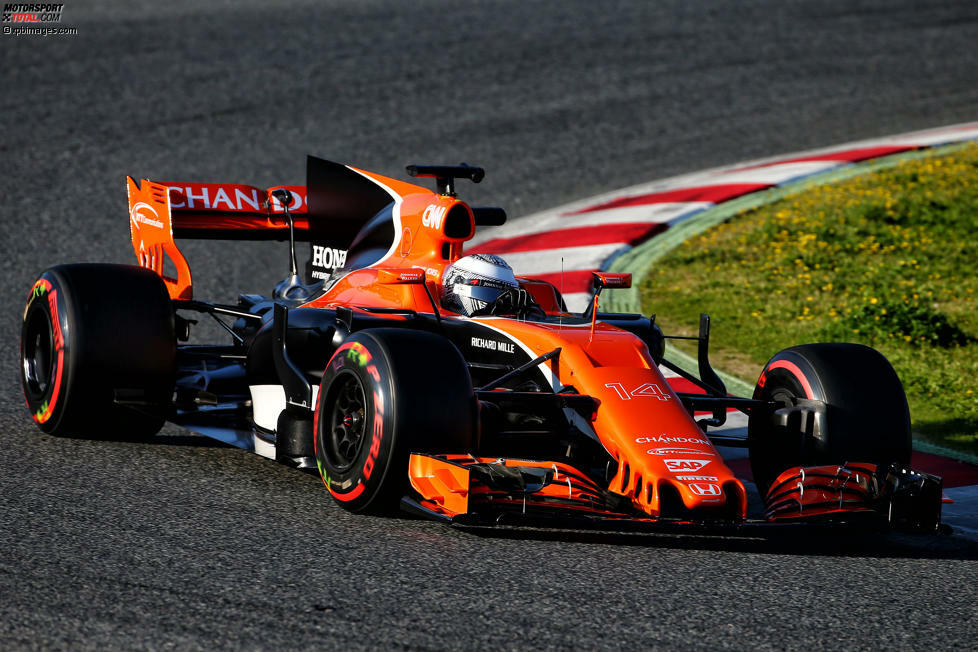 Interessant bei McLaren: Am Montag probierte das Team stark geschwungene Heckflügel-Endplatten aus, die aus der Vorderansicht beinahe wie Bügel wirkten...