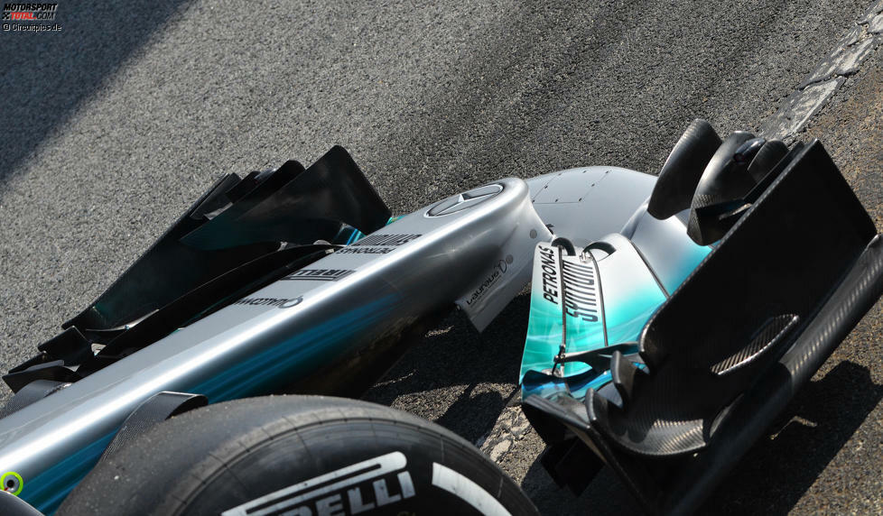 Mercedes schien die Befestigung des Frontflügels auch als aerodynamisches Element zu nutzen. Die Stege reichten bis weit nach hinten.