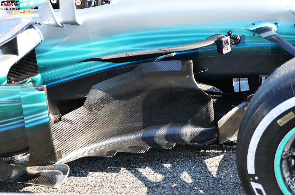 Eine Baustelle am Mercedes W08 waren die Bargeboards und die Luftleitbleche hinter der Vorderachse. Dass sich hier noch etwas tut, verrät der provisorische Karbonlook der Teile, die nicht so detailliert ausgearbeitet waren wie die der Konkurrenz.