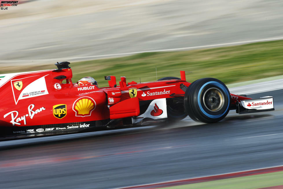 Hier gut zu erkennen am Ferrari, wo auf den Teilen schon Lack und Sponsorenaufkleber zu sehen waren.