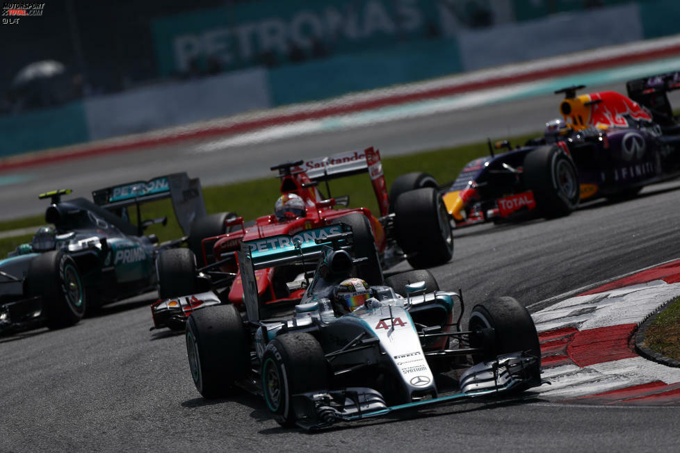Sepang (Malaysia): Mit den langen Geraden und flüssigen High-Speed-Kurven sollte Mercedes hier einen Vorteil gegenüber Ferrari haben. Doch aufgepasst: Das Wetter kann hier schnell alles über den Haufen werfen ... Außerdem hat Hamilton keine guten Erinnerungen an das vergangene Jahr. Trotzdem lautet unsere Prognose: Vorteil Hamilton.