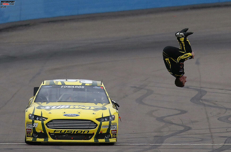 #4 - Carl Edwards: Im für NASCAR-Verhältnisse jungen Alter von 37 Jahren verkündete Edwards im Frühjahr 2017 seinen Rücktritt. Bekannt war er vor allem wegen des Rückwärts-Saltos, mit dem nach seinen 28 Siegen traditionell vom Auto sprang.