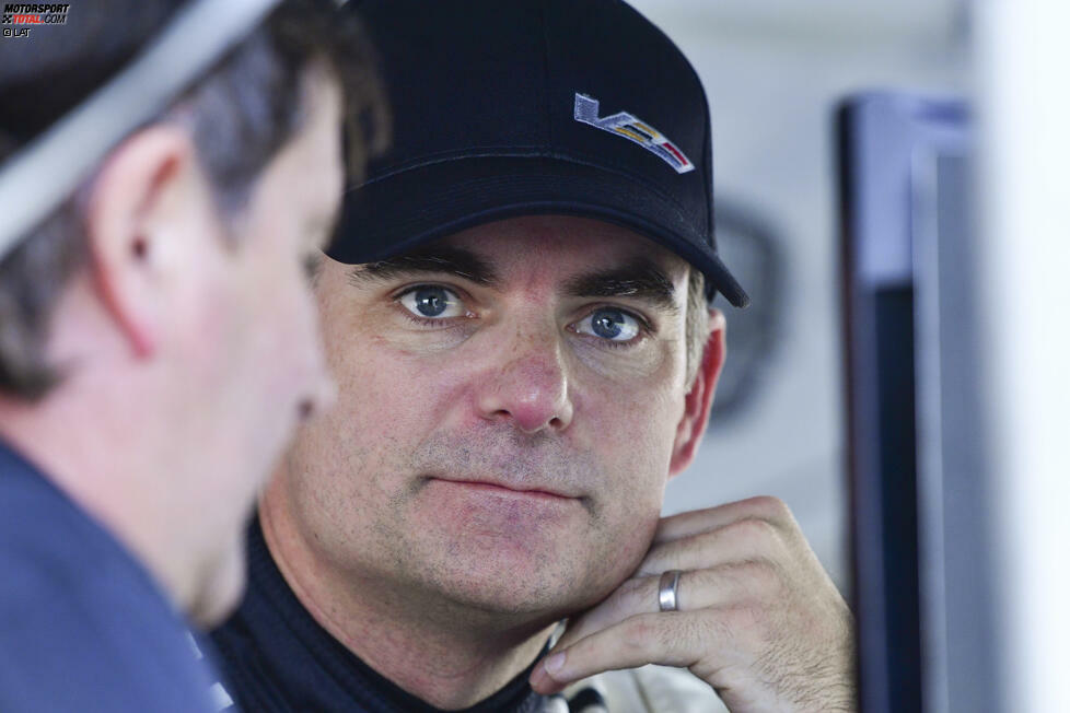 #1 - Jeff Gordon: Ende 2015 hängte der viermalige NASCAR-Champion nach 797 Rennen, von denen er 93 gewonnen hatte, im Alter von 44 Jahren den Helm an den Nagel - nur um im Jahr darauf als Ersatzmann das erkrankten Dale Earnhardt Jr. für acht Rennen doch wieder ins Cockpit eines Hendrick-Chevrolet zu steigen.