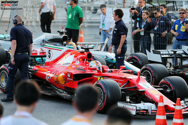 Einen Gegner absichtlich zu rammen, wie es Sebastian Vettel beim Aserbaidschan-Grand-Prix 2017 nach Ansicht der Sportkommissare mit Lewis Hamilton machte, ist ein heftiges Foul. Doch die Formel-1-Geschichte trieb noch heftigere und skurrilere Blüten. Wir haben die Top 10 der größten Unsportlichkeiten in einer Fotostrecke zusammengestellt.