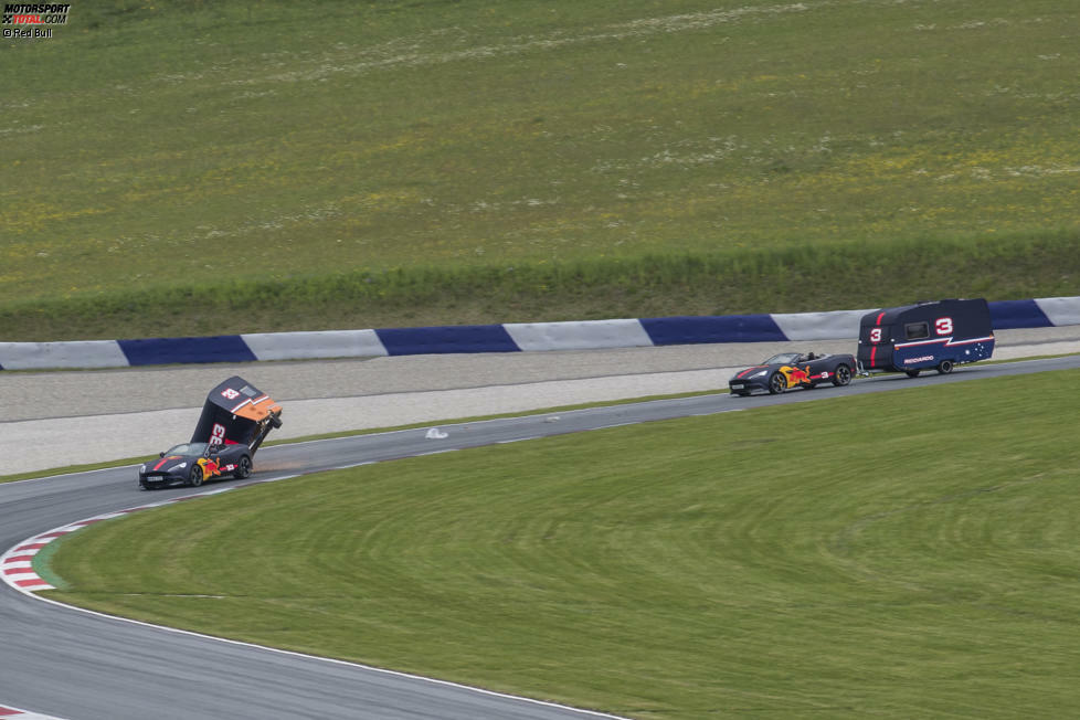 ...die Ereignisse: Verstappen geht es zu aggressiv an, sein Anhänger gerät in Schräglage, und...