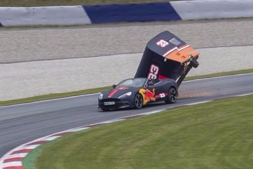 Max Verstappen und Daniel Ricciardo lassen es beim Wohnwagenrennen auf dem Red-Bull-Ring ordentlich krachen