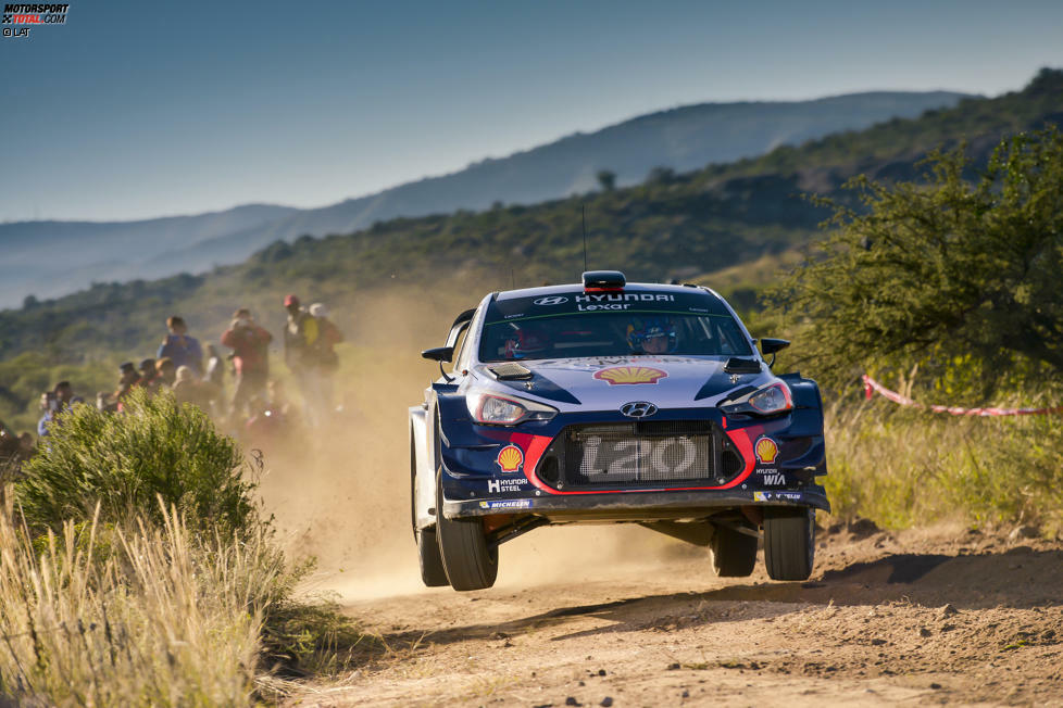 Rallye Argentinien 2017: Thierry Neuville (Hyundai) gewinnt 0,7 Sekunden vor Elfyn Evans (Ford).