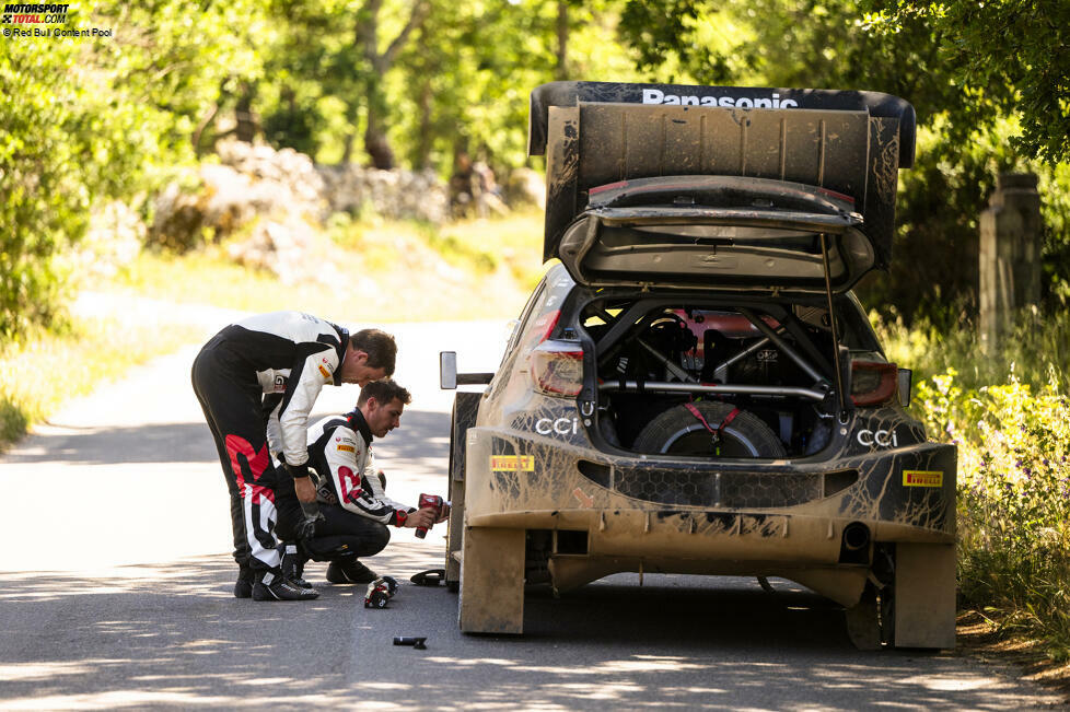 ... Rallye Italien 2024 auf Sardinien ist Ogier derjenige, der denkbar knapp unterliegt. Ein Reifenschaden an seinem Toyota auf der abschließenden Powerstage kostet ihn nicht nur die Führung, sondern ...