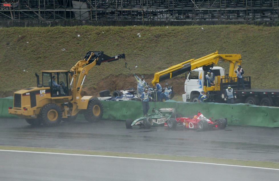 Künstliche Regenrennen - Ex-Formel-1-Boss Bernie Ecclestone sprach sich einst für die Idee aus, die Strecke während eines Rennens künstlich zu bewässern, um für mehr Spannung zu sorgen. Glücklicherweise wurde der Plan nie umgesetzt. Mittlerweile ist Ecclestone weg, und diese Idee hoffentlich auch endgültig vom Tisch.