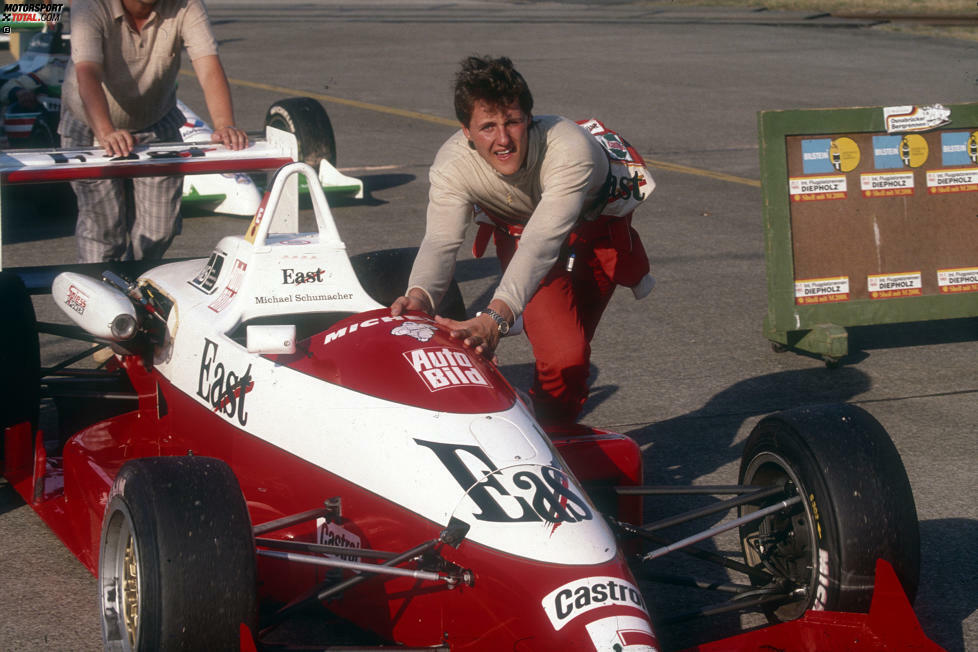 Nach den ersten Erfolgen im Kartsport, einer erfolgreichen Sponsorensuche und den ersten Erfahrungen in der Formel Ford und Formel König wechselt Michael Schumacher 1989 in die deutsche Formel 3.