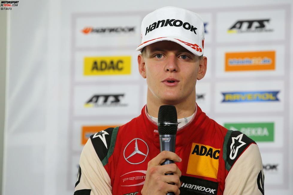 Früh startet Mick Schumacher in Kartrennen. Um aber nicht zu viel Aufmerksamkeit zu erhaschen, fährt er unter dem Namen Mick Betsch, dem Mädchennamen seiner Mutter. Im Jahr 2014 nutzt er im Kartsport den Namen Mick Junior. Nach den ersten Erfolgen wechselt Schumacher in den Formelsport. Er wird Zweiter in der Formel 4.