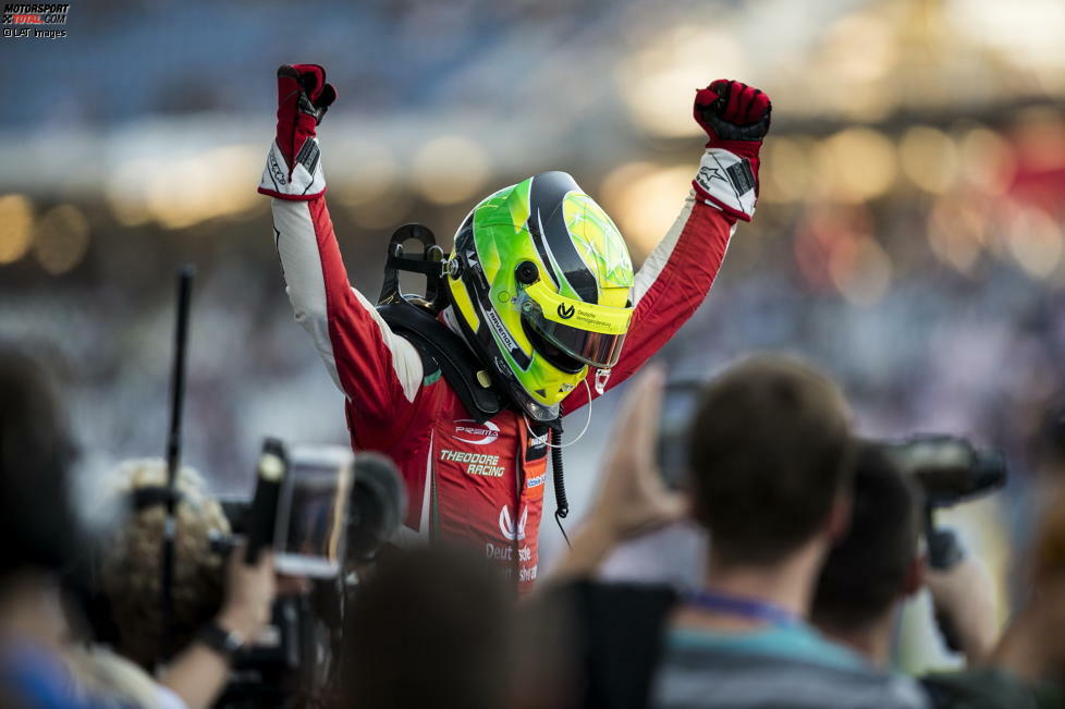 In der Saison 2018 macht dem Jungspund niemand etwas vor. In Hockenheim sichert sich Mick Schumacher frühzeitig den Titel in der Formel-3-EM. Acht Siege (davon fünf in Folge) reichen, um in der Gesamtwertung auf Platz eins zu landen.