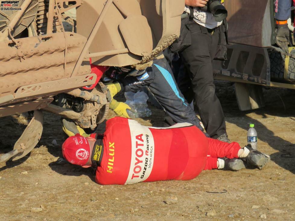 Mechanische Künste müssen Lucio Alvarez und Robert Howie an den Tag legen, denn sie müssen den Radträger rechts hinten an ihrem Toyota Hilux wechseln.