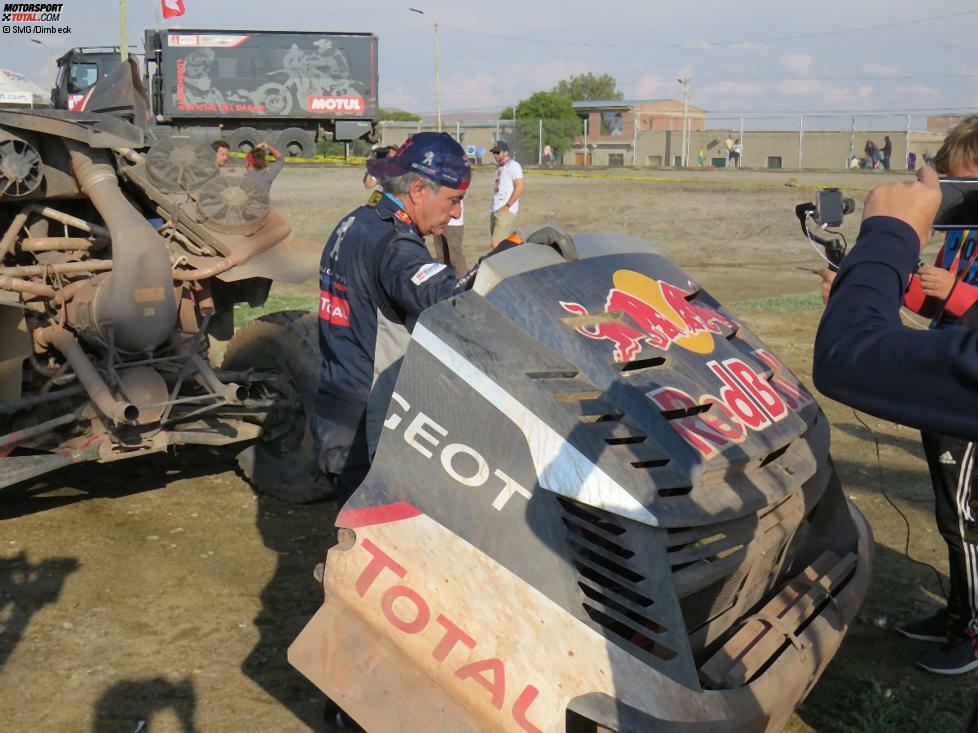 Währenddessen hat Carlos Sainz die Heckverkleidung abgenommen...