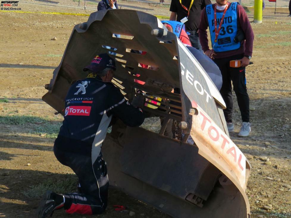 Es handelt sich aber nur um einen kleinen Schaden bei einem Lüftungsgitter, den Sainz nun flickt.