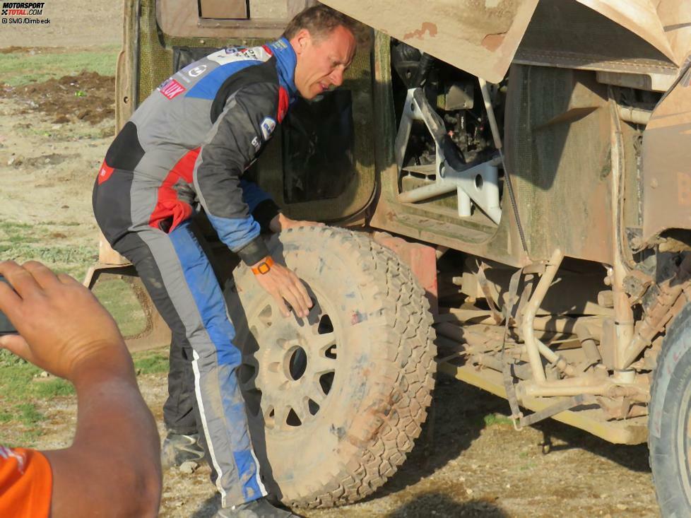 Bernhard ten Brinke beginnt mit dem Reifenwechsel, nachdem er die komplette siebte Etappe ohne Scheibenwischer fahren musste.