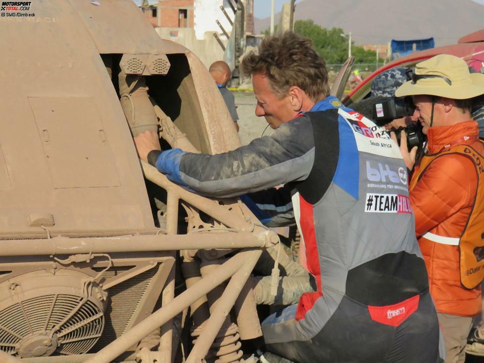 Rechts hinten fehlt auch ein Stück der Hilux-Verkleidung. Ten Brinke versucht notdürftig mit Kabelbindern zu reparieren.