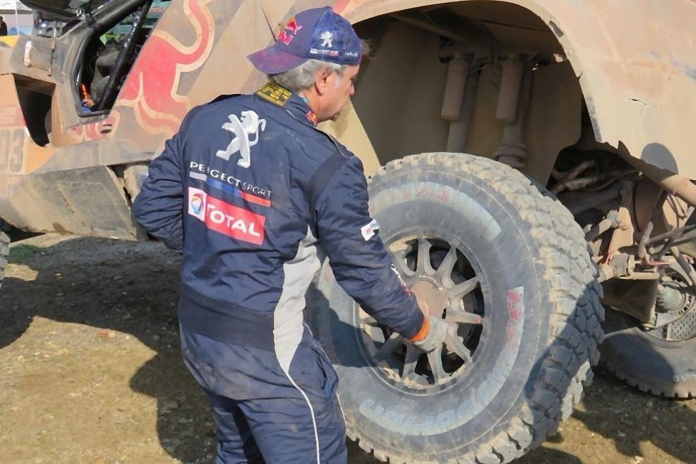 Bei der Marathon-Etappe der Rallye Dakar sind keine Mechaniker erlaubt - Die Fahrer müssen selbst reparieren