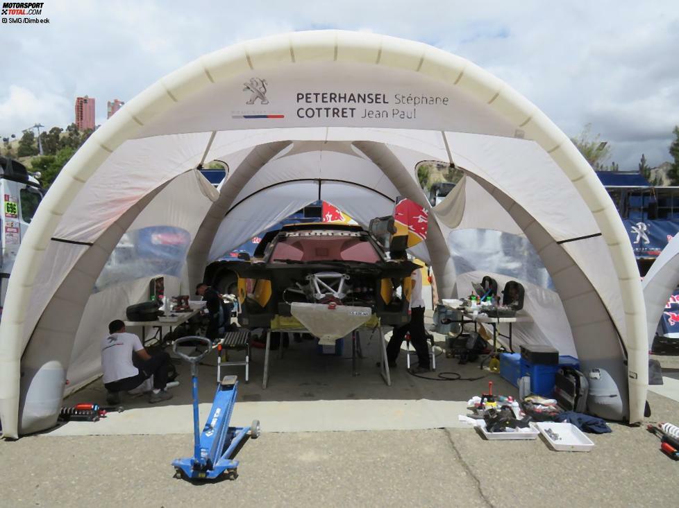 Auch der Buggy von Stephane Peterhansel wird komplett überholt. Der Franzose geht als Führender in die zweite Dakar-Woche.