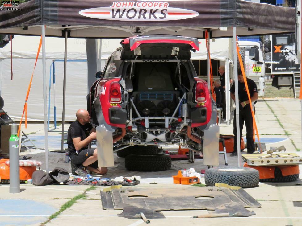 X-raid hat in der ersten Woche einige Autos verloren. Die Arbeit am bewährten Mini John Cooper Works Rally ist mittlerweile Routine.